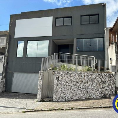 Casa com 300m², 3 quartos (sendo 2 suítes), 4 garagens, no bairro Centro em Florianópolis
