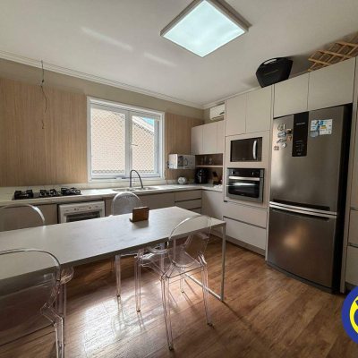 Casa com 300m², 3 quartos (sendo 2 suítes), 4 garagens, no bairro Centro em Florianópolis