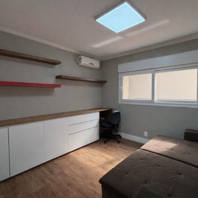 Casa com 300m², 3 quartos (sendo 2 suítes), 4 garagens, no bairro Centro em Florianópolis