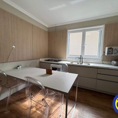 Casa com 300m², 3 quartos (sendo 2 suítes), 4 garagens, no bairro Centro em Florianópolis