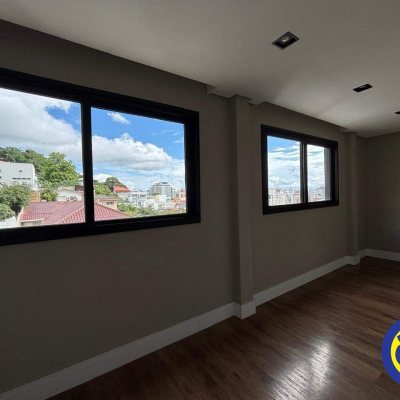 Casa com 300m², 3 quartos (sendo 2 suítes), 4 garagens, no bairro Centro em Florianópolis