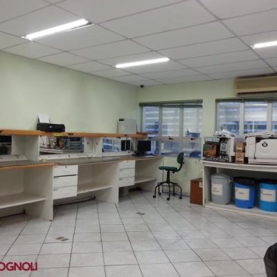 Predio com 1250m², 10 garagens, no bairro Kobrasol em São José