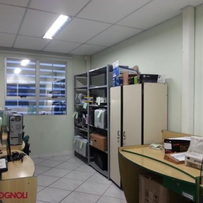 Predio com 1250m², 10 garagens, no bairro Kobrasol em São José