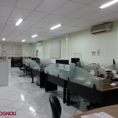 Predio com 1250m², 10 garagens, no bairro Kobrasol em São José