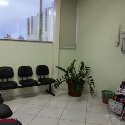 Predio com 1250m², 10 garagens, no bairro Kobrasol em São José