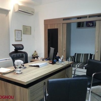 Predio com 1250m², 10 garagens, no bairro Kobrasol em São José