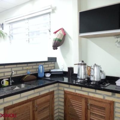 Predio com 1250m², 10 garagens, no bairro Kobrasol em São José