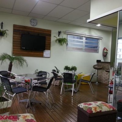 Predio com 1250m², 10 garagens, no bairro Kobrasol em São José