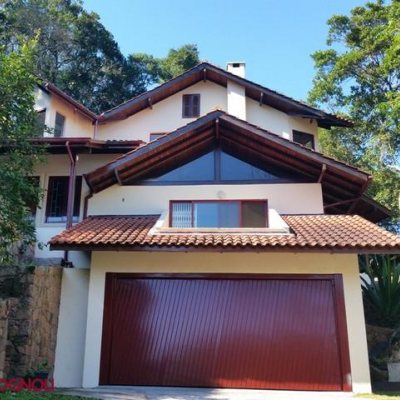 Casa Residencial com 250m², 3 quartos, 1 suíte, 2 garagens, no bairro Sambaqui em Florianópolis