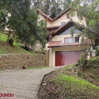 Casa Residencial com 250m², 3 quartos, 1 suíte, 2 garagens, no bairro Sambaqui em Florianópolis