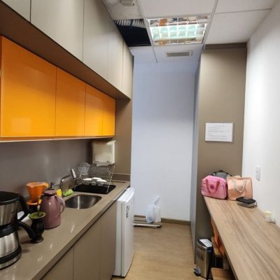 Sala com 100m², 4 garagens, no bairro Saco Grande em Florianópolis