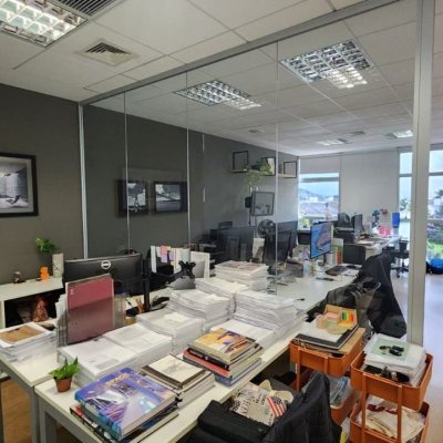 Sala com 100m², 4 garagens, no bairro Saco Grande em Florianópolis