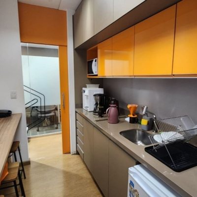 Sala com 100m², 4 garagens, no bairro Saco Grande em Florianópolis