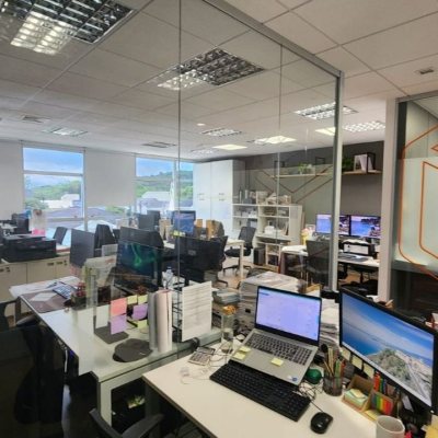 Sala com 100m², 4 garagens, no bairro Saco Grande em Florianópolis