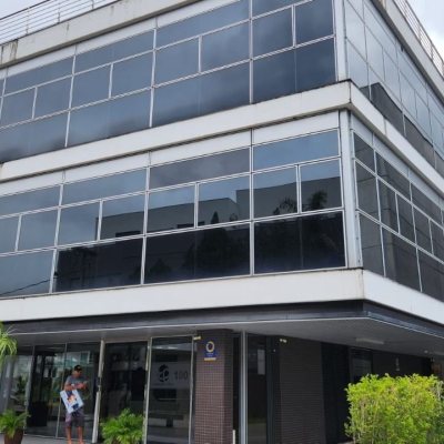 Sala com 100m², 4 garagens, no bairro Saco Grande em Florianópolis