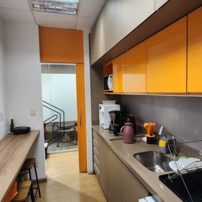 Sala com 100m², 4 garagens, no bairro Saco Grande em Florianópolis