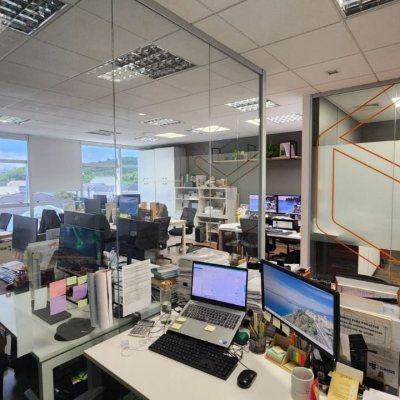 Sala com 100m², 4 garagens, no bairro Saco Grande em Florianópolis