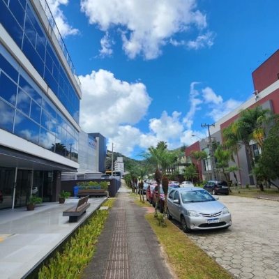 Sala com 100m², 4 garagens, no bairro Saco Grande em Florianópolis