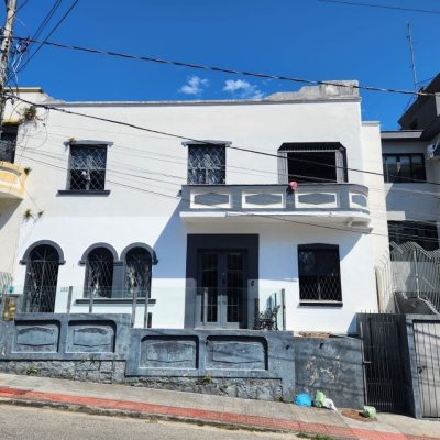 Casa Residencial com 121m², 5 quartos, 1 garagem, no bairro Centro em Florianópolis