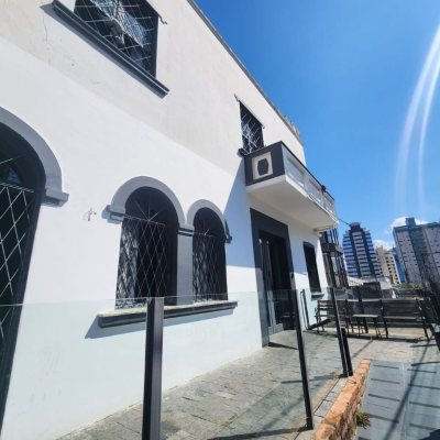 Casa Residencial com 121m², 5 quartos, 1 garagem, no bairro Centro em Florianópolis