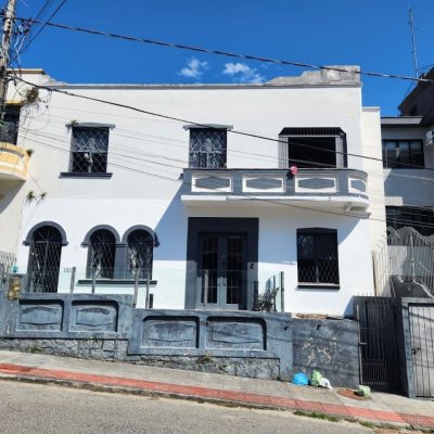 Casa Residencial com 121m², 5 quartos, 1 garagem, no bairro Centro em Florianópolis