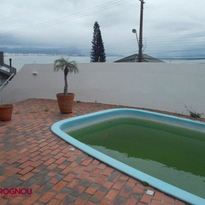 Casa Residencial com 414m², 3 quartos, 1 suíte, 4 garagens, no bairro Centro em Florianópolis