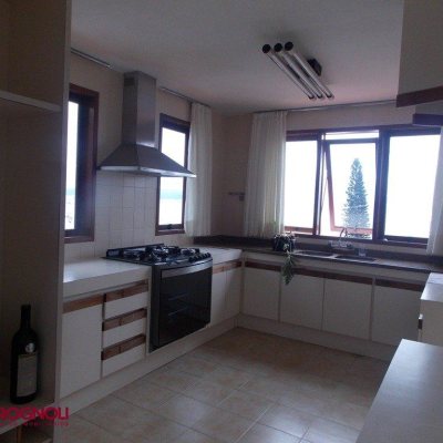 Casa Residencial com 414m², 3 quartos, 1 suíte, 4 garagens, no bairro Centro em Florianópolis