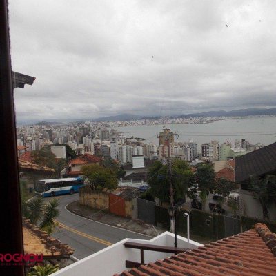 Casa Residencial com 414m², 3 quartos, 1 suíte, 4 garagens, no bairro Centro em Florianópolis