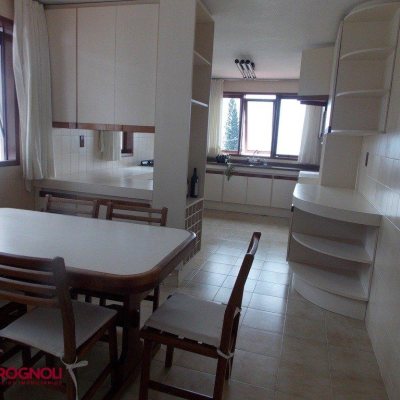 Casa Residencial com 414m², 3 quartos, 1 suíte, 4 garagens, no bairro Centro em Florianópolis