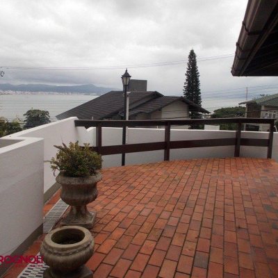 Casa Residencial com 414m², 3 quartos, 1 suíte, 4 garagens, no bairro Centro em Florianópolis