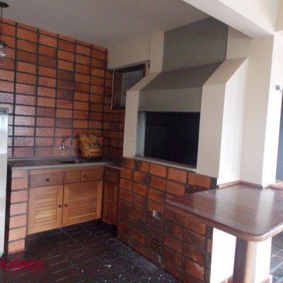 Casa Residencial com 414m², 3 quartos, 1 suíte, 4 garagens, no bairro Centro em Florianópolis