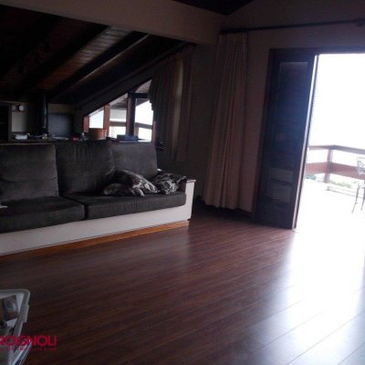 Casa Residencial com 414m², 3 quartos, 1 suíte, 4 garagens, no bairro Centro em Florianópolis