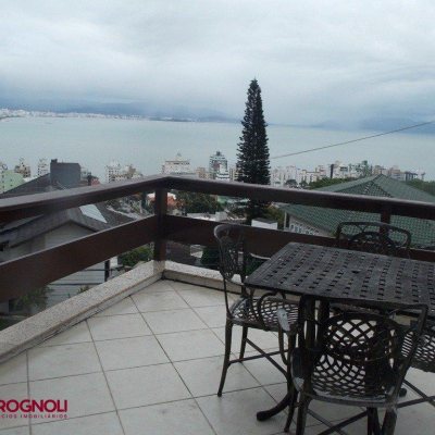 Casa Residencial com 414m², 3 quartos, 1 suíte, 4 garagens, no bairro Centro em Florianópolis