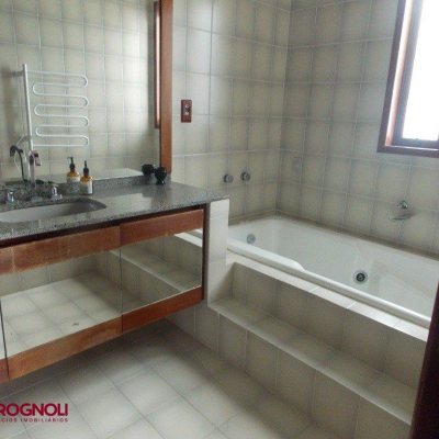 Casa Residencial com 414m², 3 quartos, 1 suíte, 4 garagens, no bairro Centro em Florianópolis