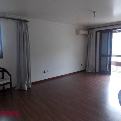 Casa Residencial com 414m², 3 quartos, 1 suíte, 4 garagens, no bairro Centro em Florianópolis