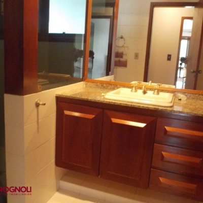 Casa Residencial com 414m², 3 quartos, 1 suíte, 4 garagens, no bairro Centro em Florianópolis