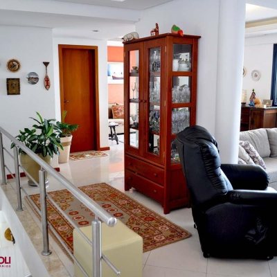 Apartamentos com 200m², 3 quartos (sendo 3 suítes), 3 garagens, no bairro Balneário em Florianópolis