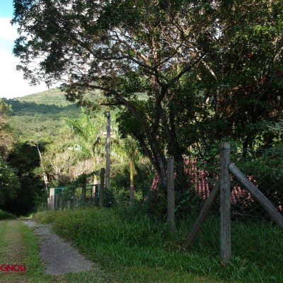 Sitio com 17763m², 3 quartos, 1 suíte, 1 garagem, no bairro Vargem Pequena em Florianópolis