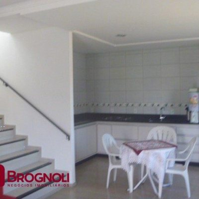 Casa Residencial com 274m², 3 quartos, 1 suíte, 10 garagens, no bairro Serraria em São José