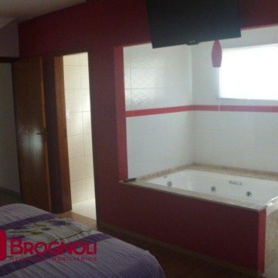 Casa Residencial com 274m², 3 quartos, 1 suíte, 10 garagens, no bairro Serraria em São José