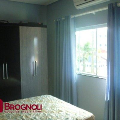 Casa Residencial com 274m², 3 quartos, 1 suíte, 10 garagens, no bairro Serraria em São José