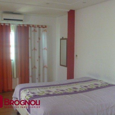 Casa Residencial com 274m², 3 quartos, 1 suíte, 10 garagens, no bairro Serraria em São José