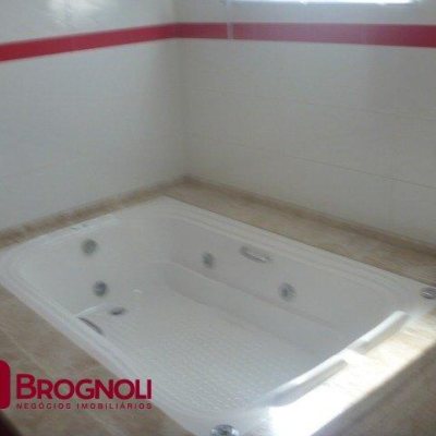 Casa Residencial com 274m², 3 quartos, 1 suíte, 10 garagens, no bairro Serraria em São José