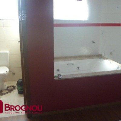 Casa Residencial com 274m², 3 quartos, 1 suíte, 10 garagens, no bairro Serraria em São José