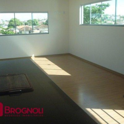 Casa Residencial com 274m², 3 quartos, 1 suíte, 10 garagens, no bairro Serraria em São José