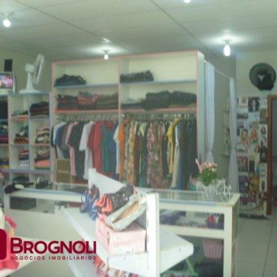 Casa Residencial com 274m², 3 quartos, 1 suíte, 10 garagens, no bairro Serraria em São José