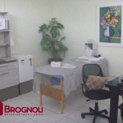 Casa Residencial com 274m², 3 quartos, 1 suíte, 10 garagens, no bairro Serraria em São José