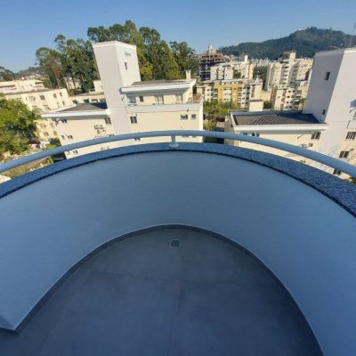 Cobertura com 111m², 2 quartos, 1 suíte, 2 garagens, no bairro Córrego Grande em Florianópolis