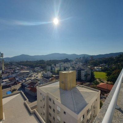Cobertura com 111m², 2 quartos, 1 suíte, 2 garagens, no bairro Córrego Grande em Florianópolis