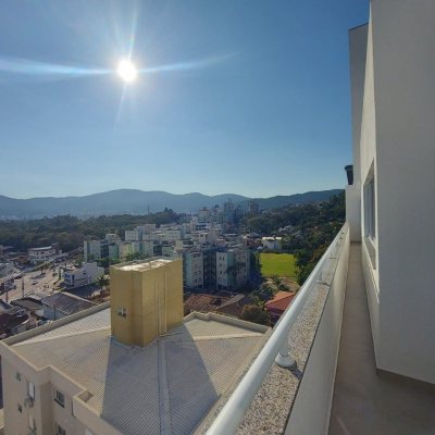 Cobertura com 111m², 2 quartos, 1 suíte, 2 garagens, no bairro Córrego Grande em Florianópolis